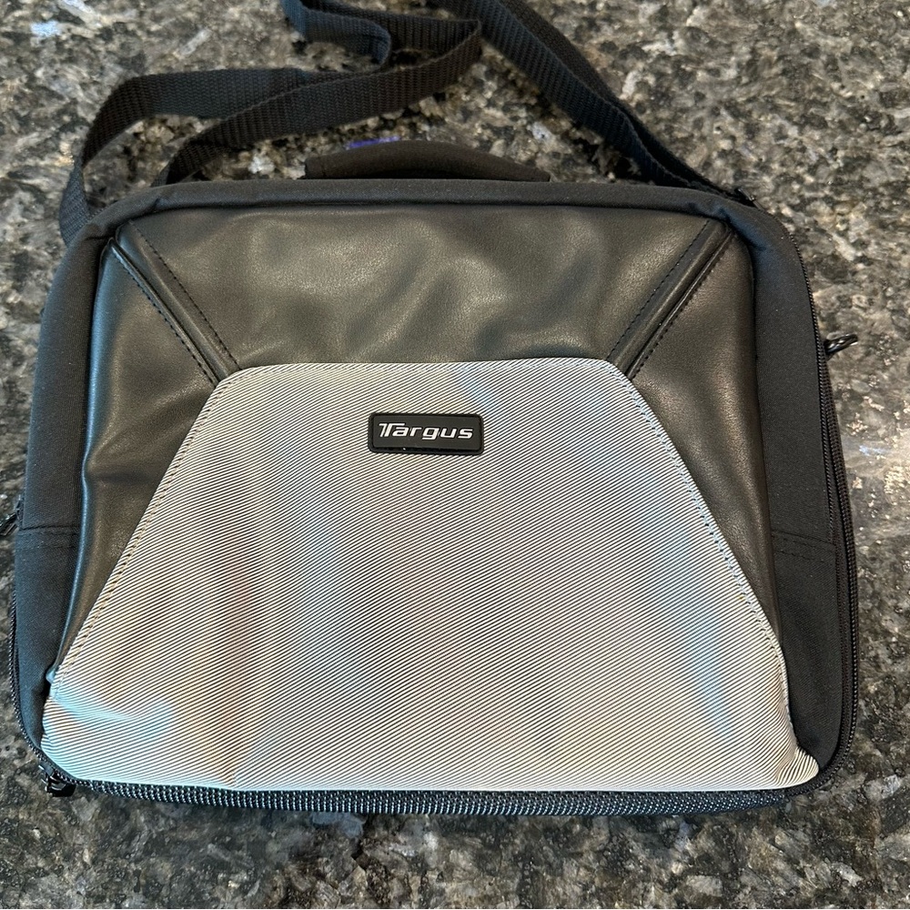 Targus black tablet laptop case